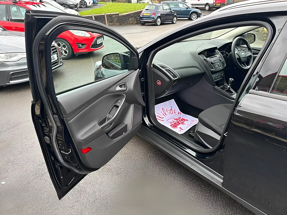 Used 2017 Ford Focus Style Black - Interior and Exterior details 12