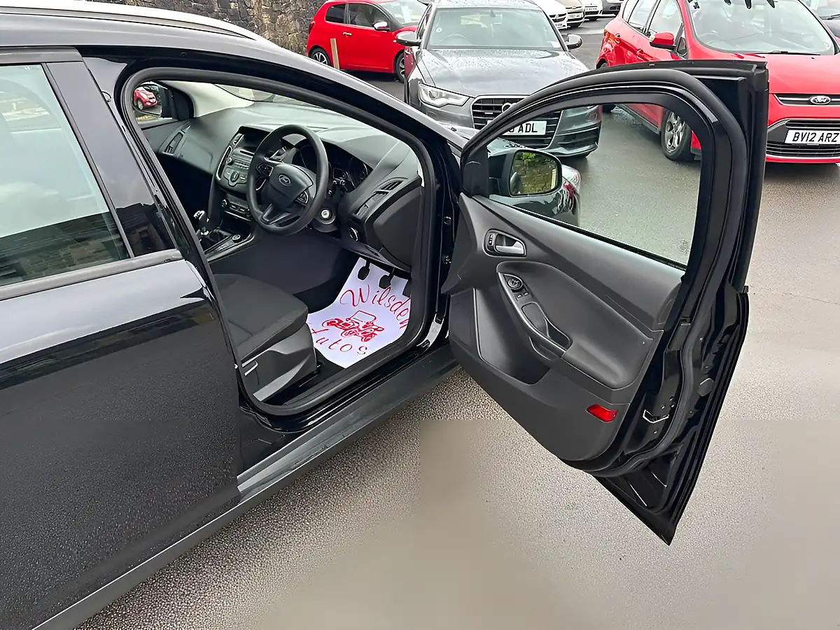 Used 2017 Ford Focus Style Black - Interior and Exterior details 9