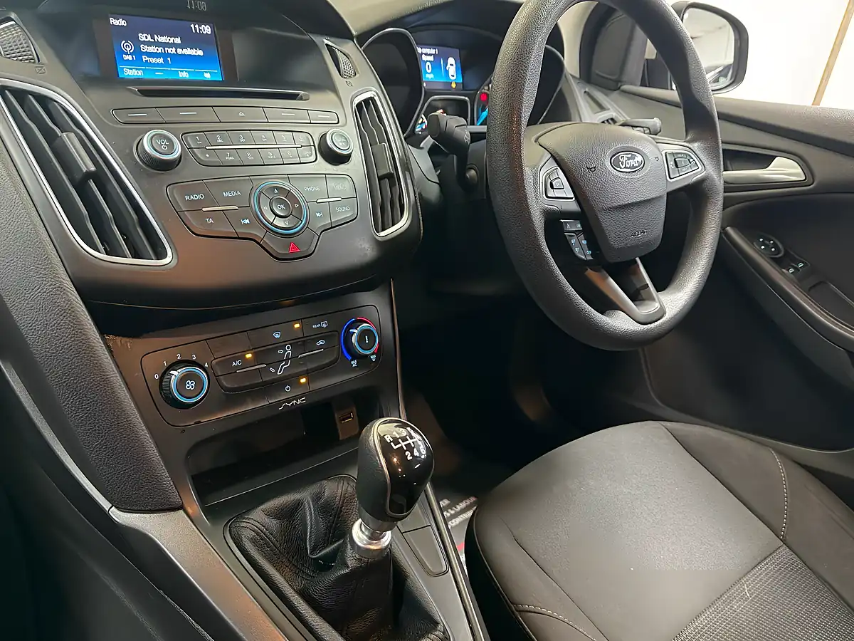 Used 2017 Ford Focus Style Silver - Interior and Exterior details 11