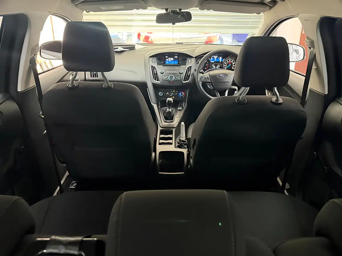 Used 2017 Ford Focus Style Silver - Interior and Exterior details 14