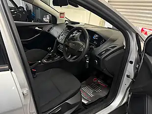 Used 2017 Ford Focus Style Silver - Interior and Exterior details 15