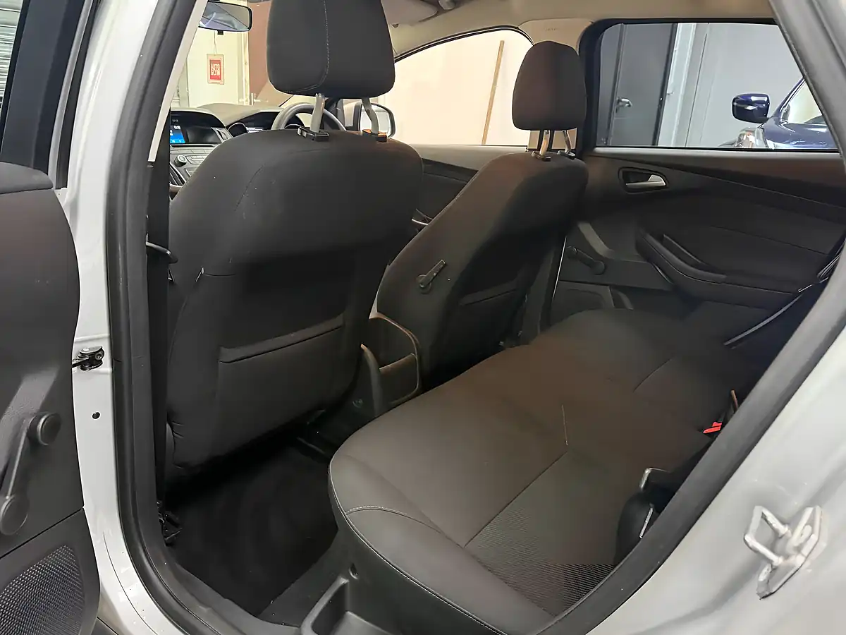 Used 2017 Ford Focus Style Silver - Interior and Exterior details 16
