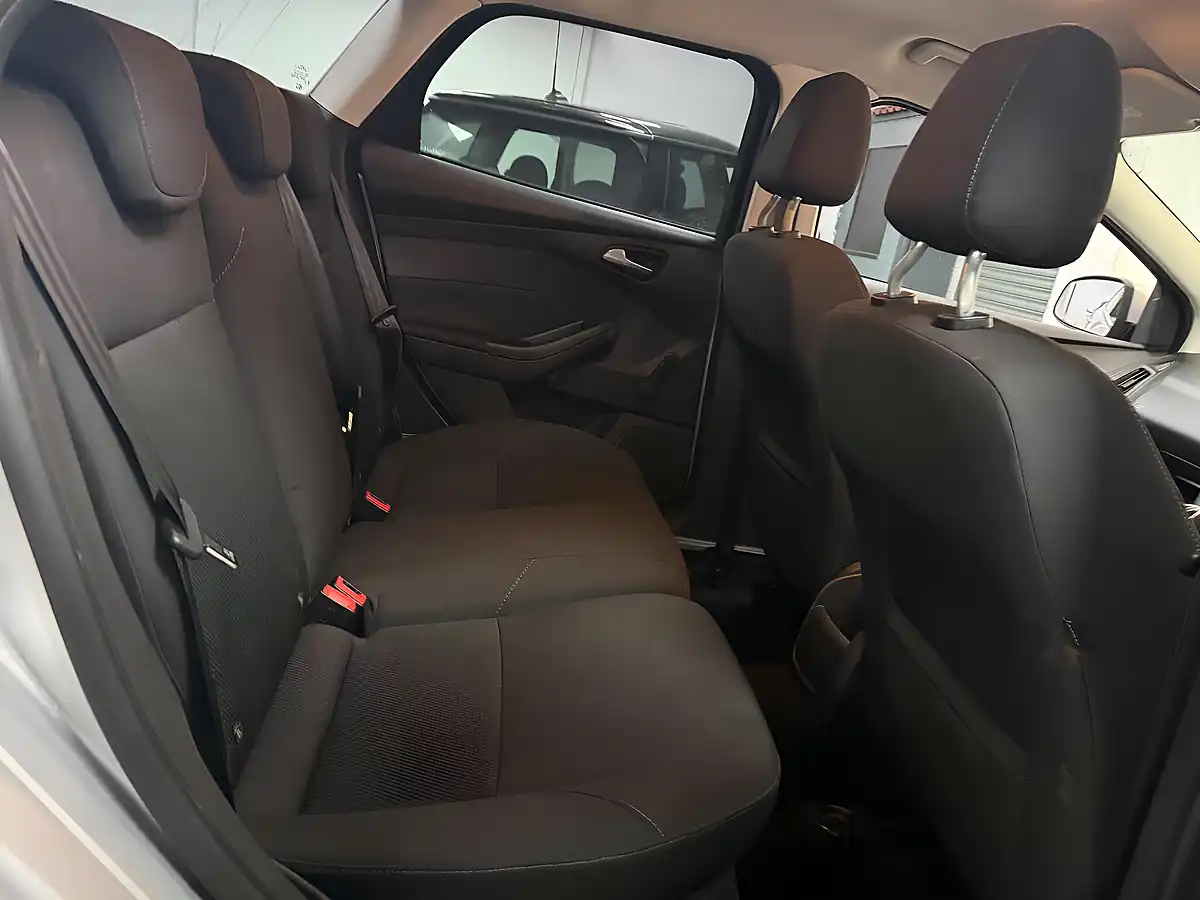 Used 2017 Ford Focus Style Silver - Interior and Exterior details 19
