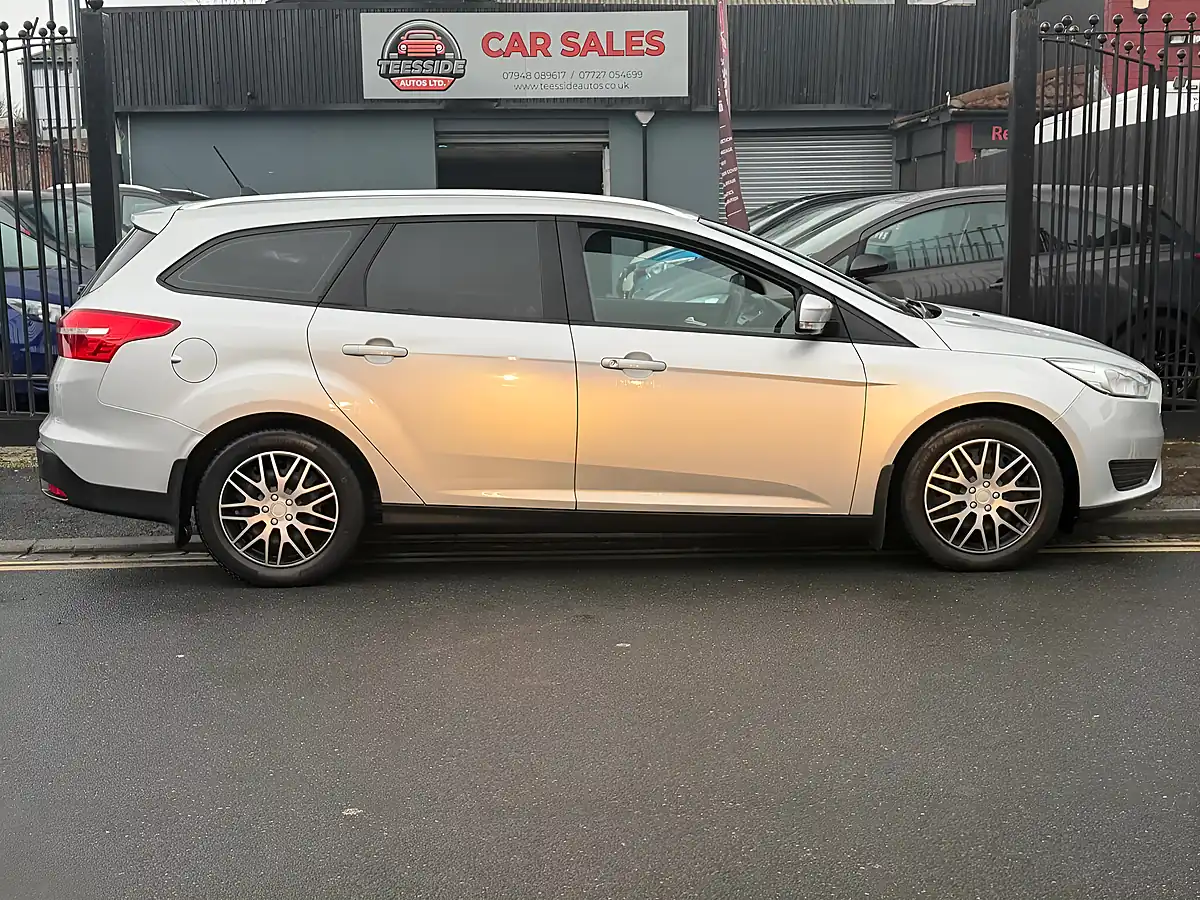Used 2017 Ford Focus Style Silver - Interior and Exterior details 3