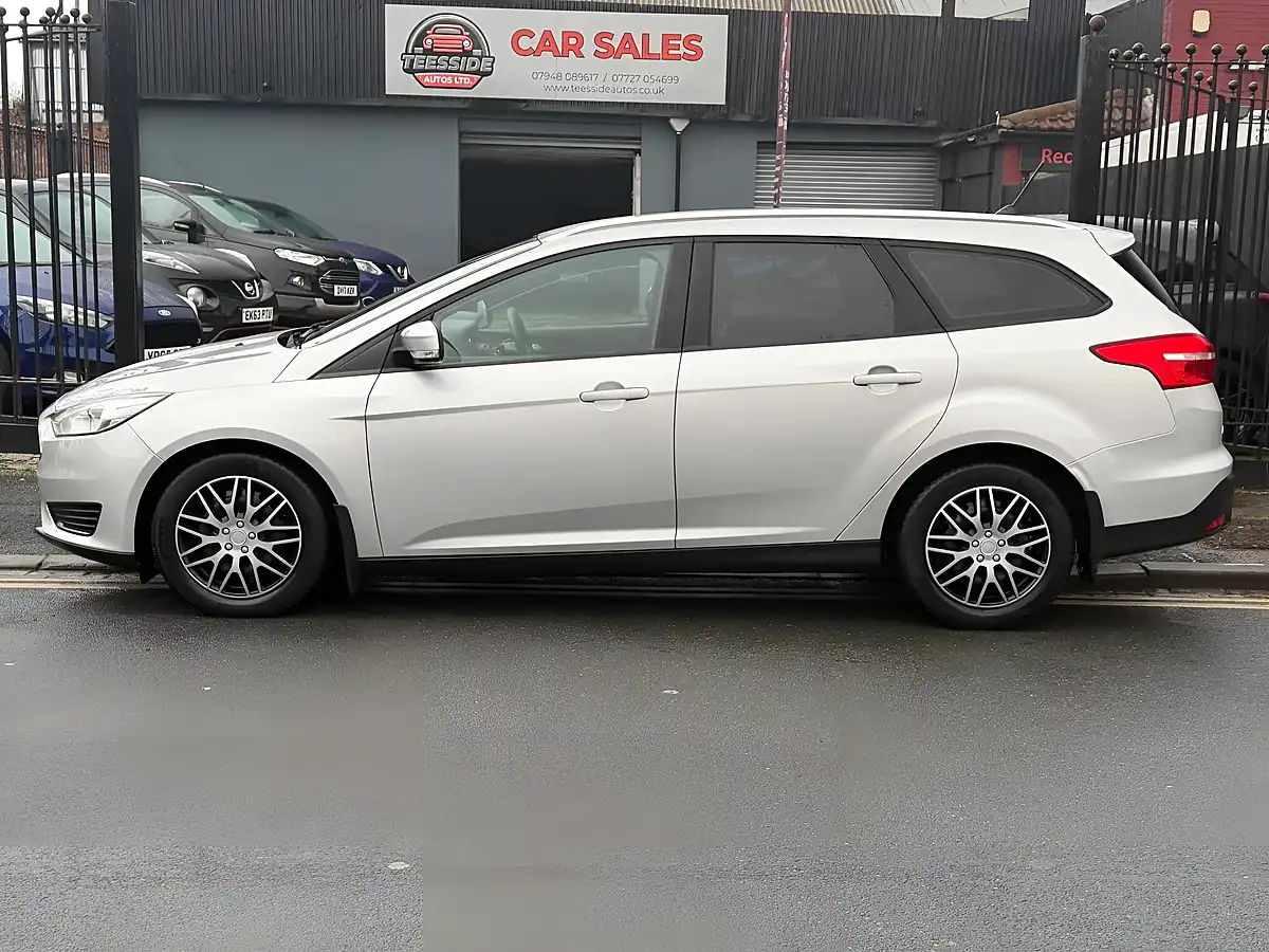 Used 2017 Ford Focus Style Silver - Interior and Exterior details 4