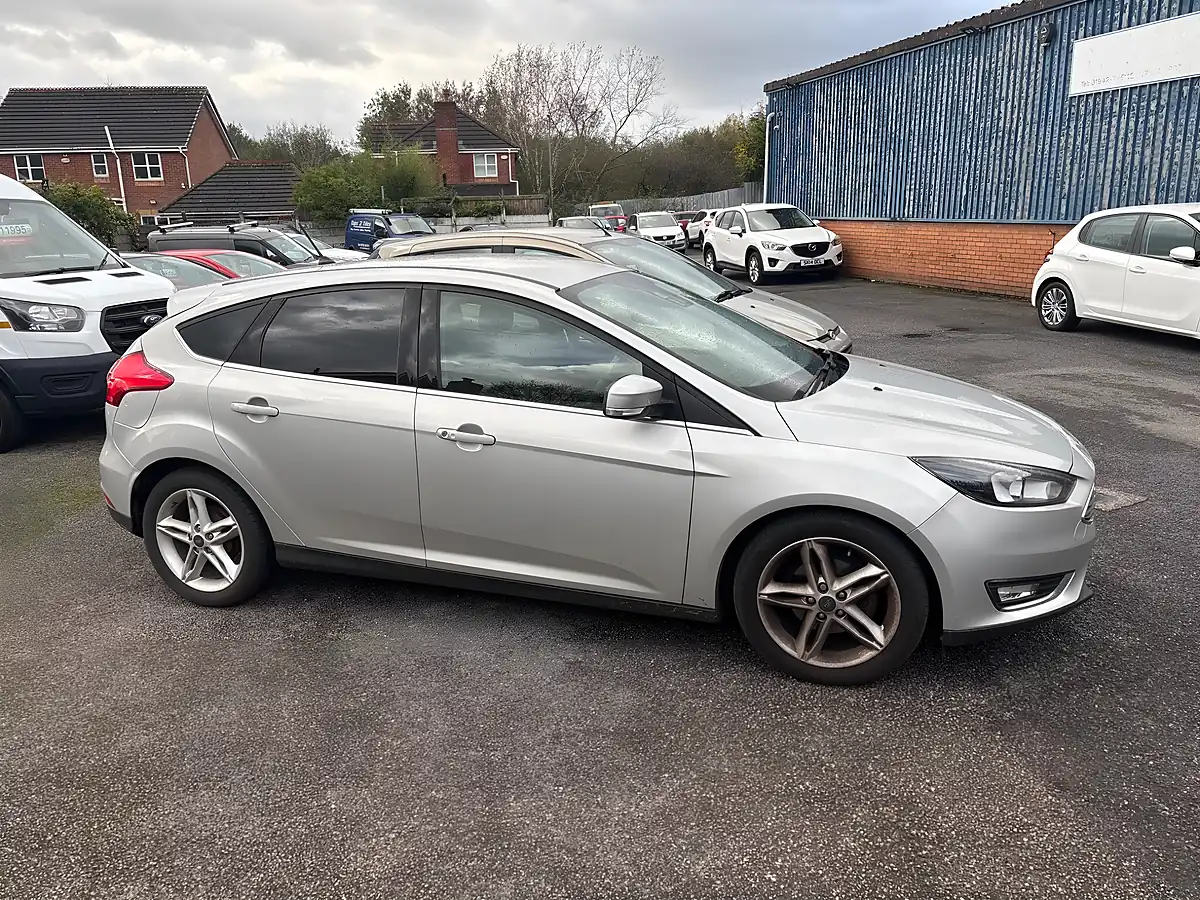 Used 2017 Ford Focus Titanium Silver - Interior and Exterior details 8