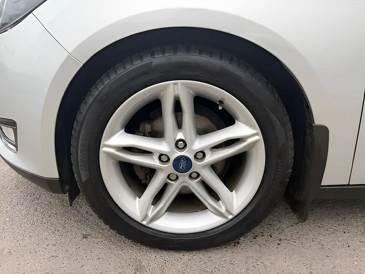 Used 2017 Ford Focus Titanium Silver - Interior and Exterior details 10