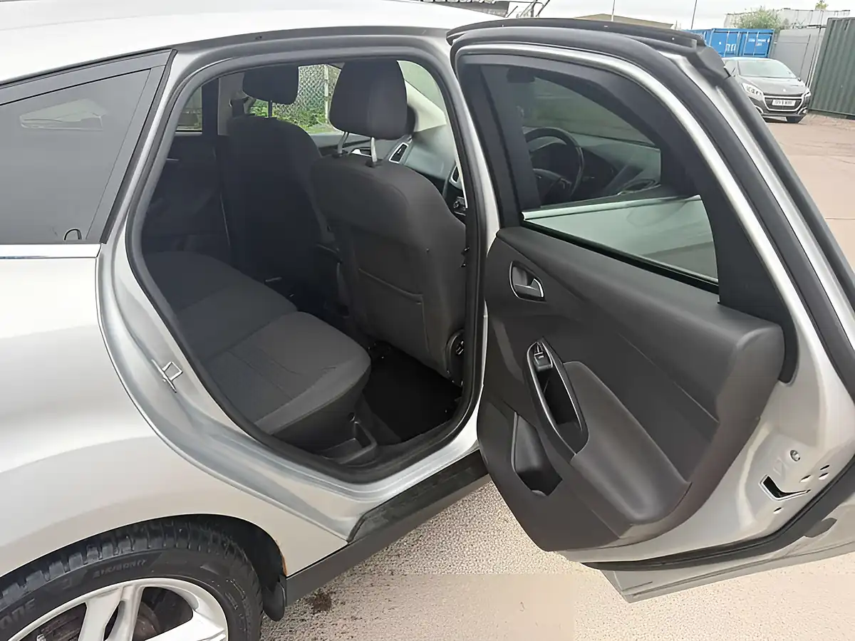 Used 2017 Ford Focus Titanium Silver - Interior and Exterior details 16
