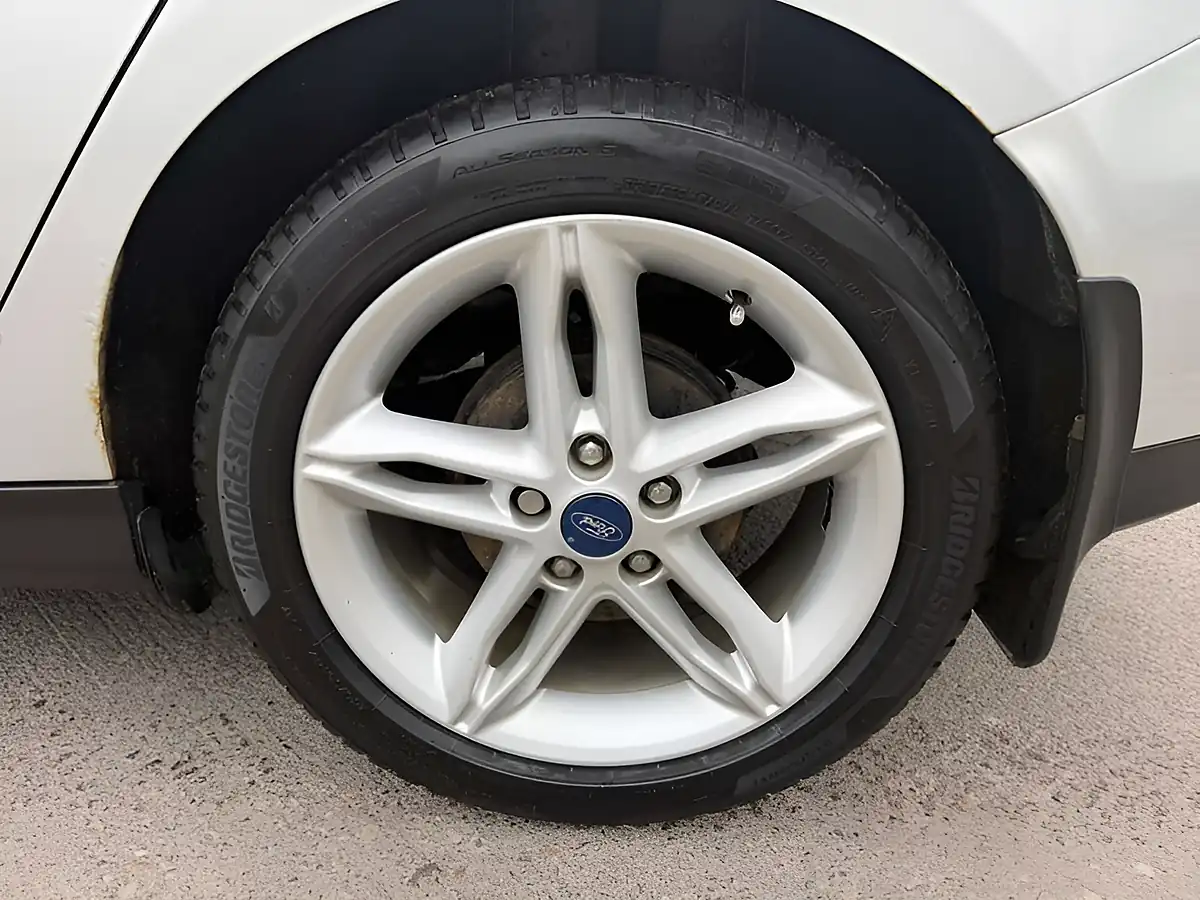 Used 2017 Ford Focus Titanium Silver - Interior and Exterior details 9