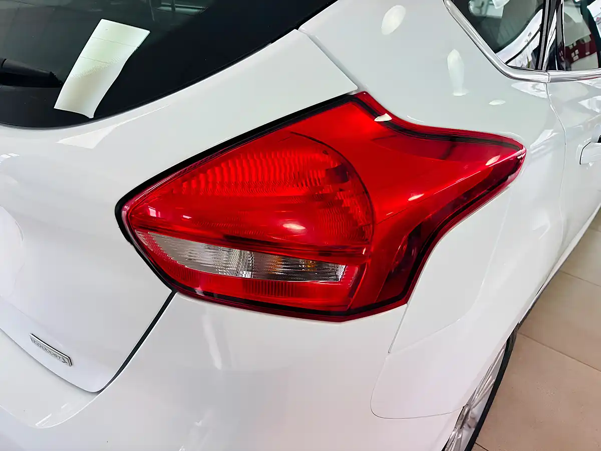 Used 2017 Ford Focus Titanium White - Interior and Exterior details 12