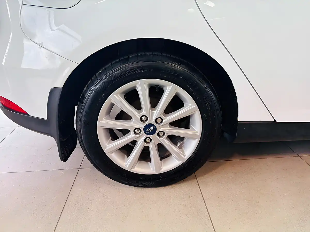Used 2017 Ford Focus Titanium White - Interior and Exterior details 13