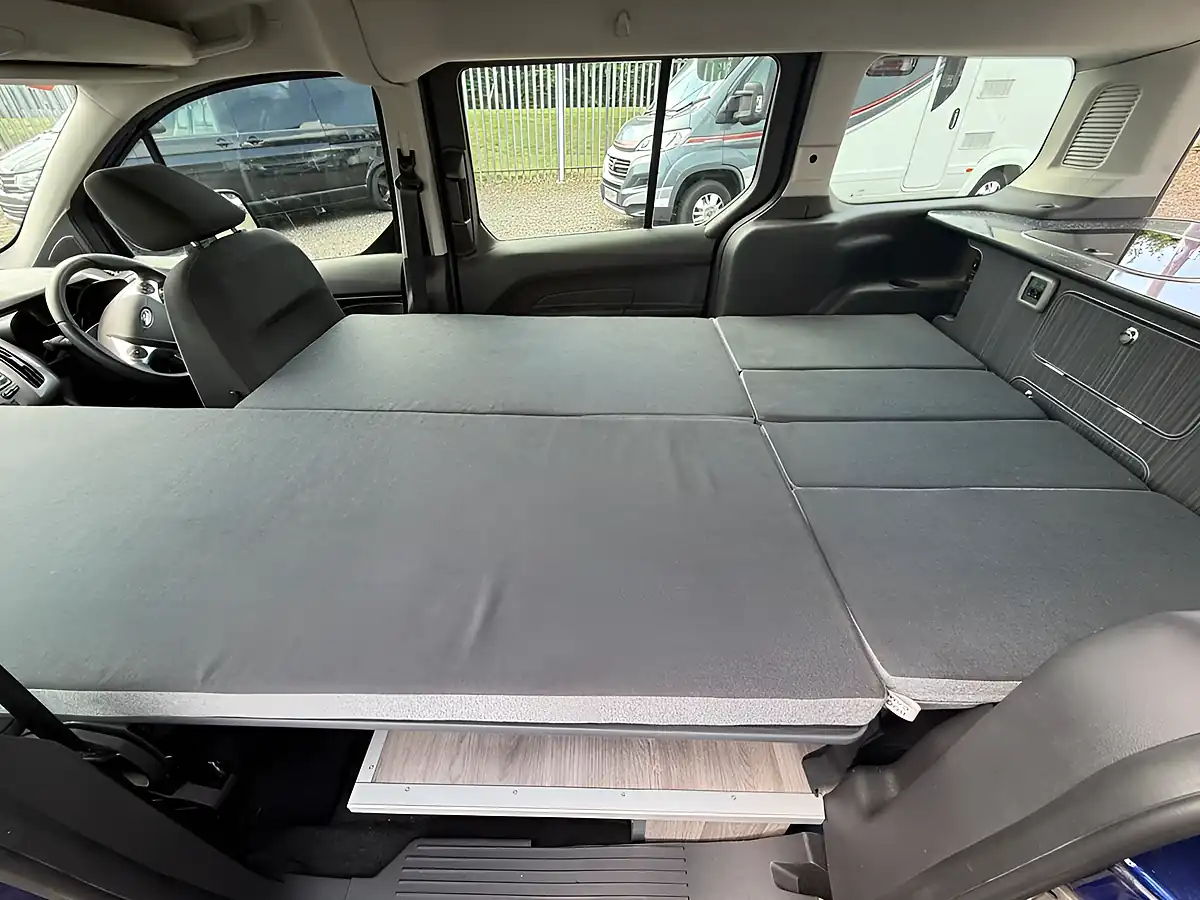 Used 2017 Ford Grand Tourneo Connect Zetec Blue - Interior and Exterior details 15