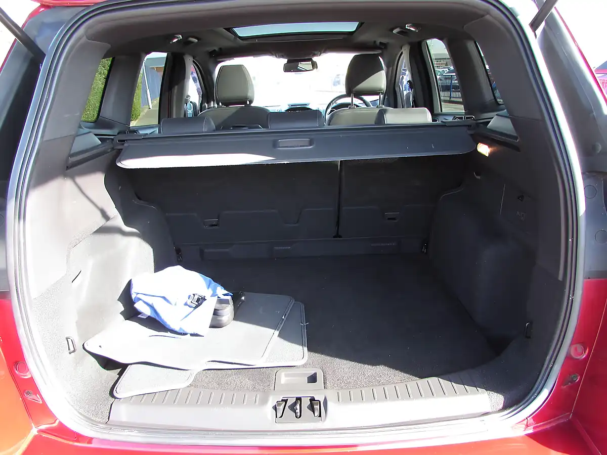 Used 2017 Ford Kuga ST-Line Red - Interior and Exterior details 12