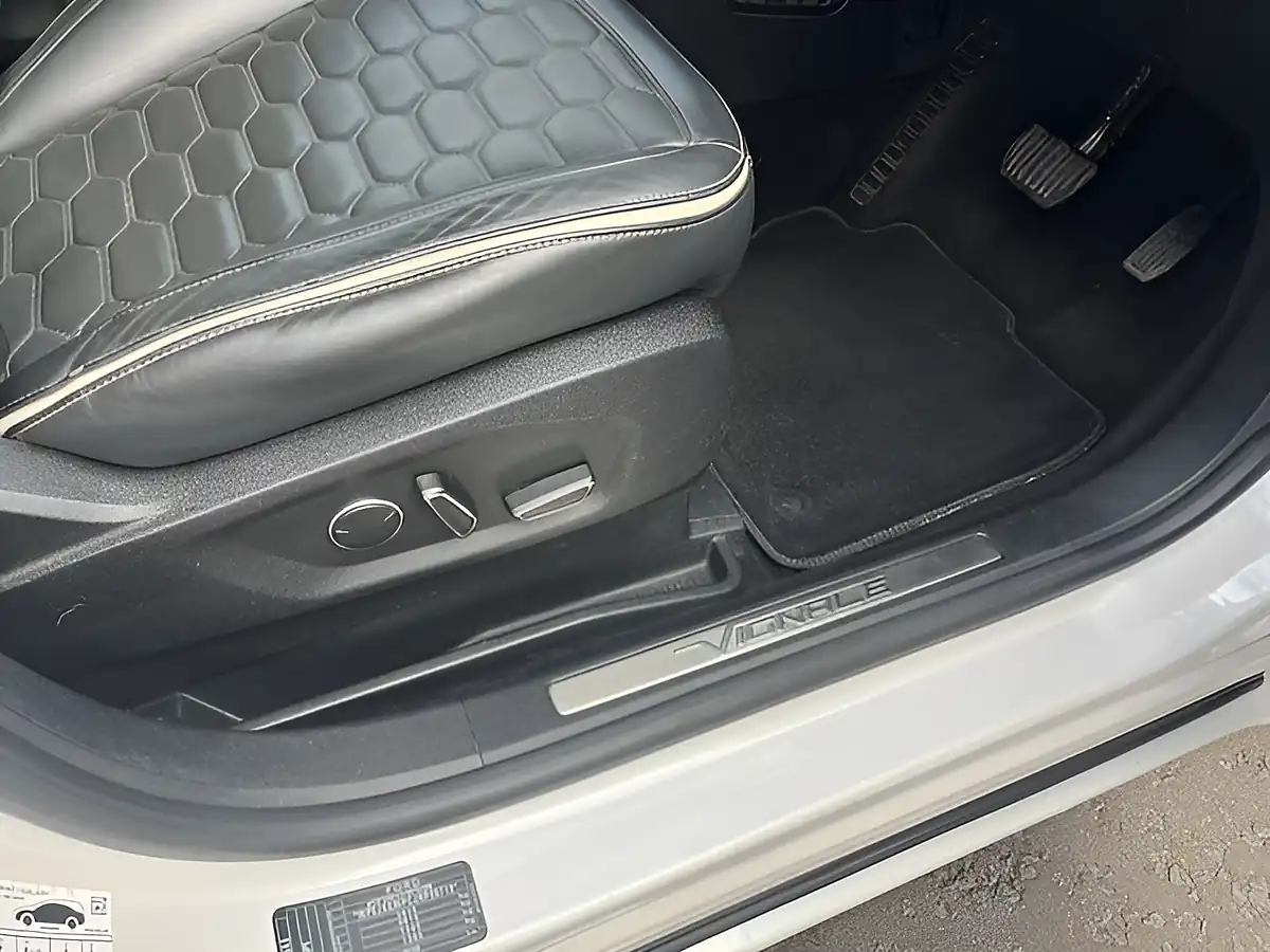Used 2017 Ford S-Max Vignale White - Interior and Exterior details 8