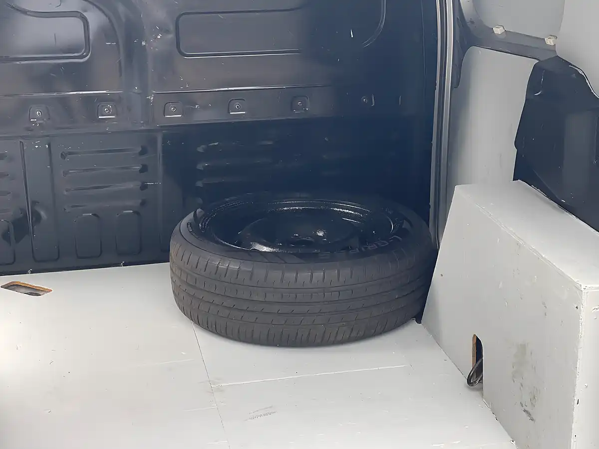 Used 2017 Ford Transit Courier Trend Silver - Interior and Exterior details 17