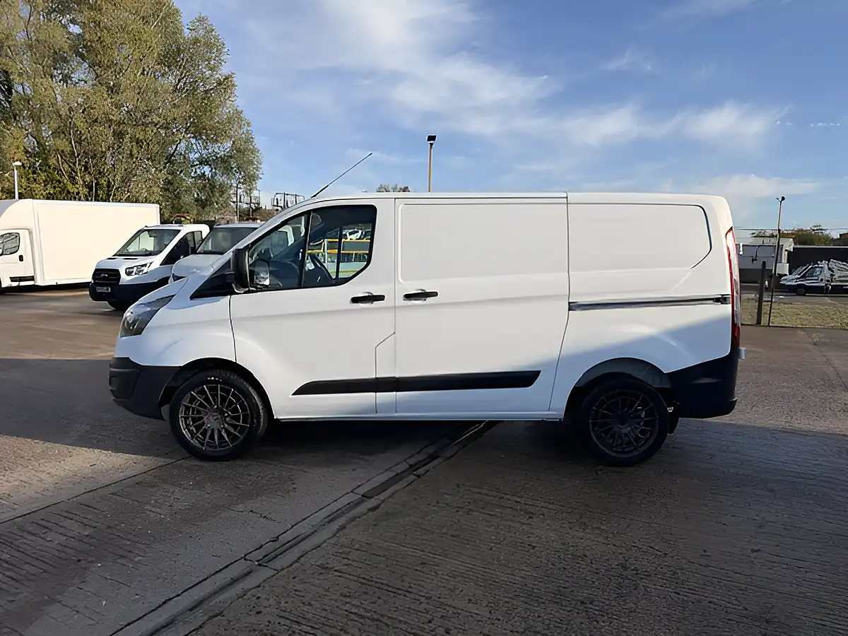 Used 2017 Ford Transit Custom L1 H1 Swb White - Interior and Exterior details 8