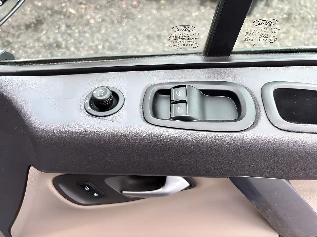 Used 2017 Ford Transit Custom Limited Crew Van Silver - Interior and Exterior details 16
