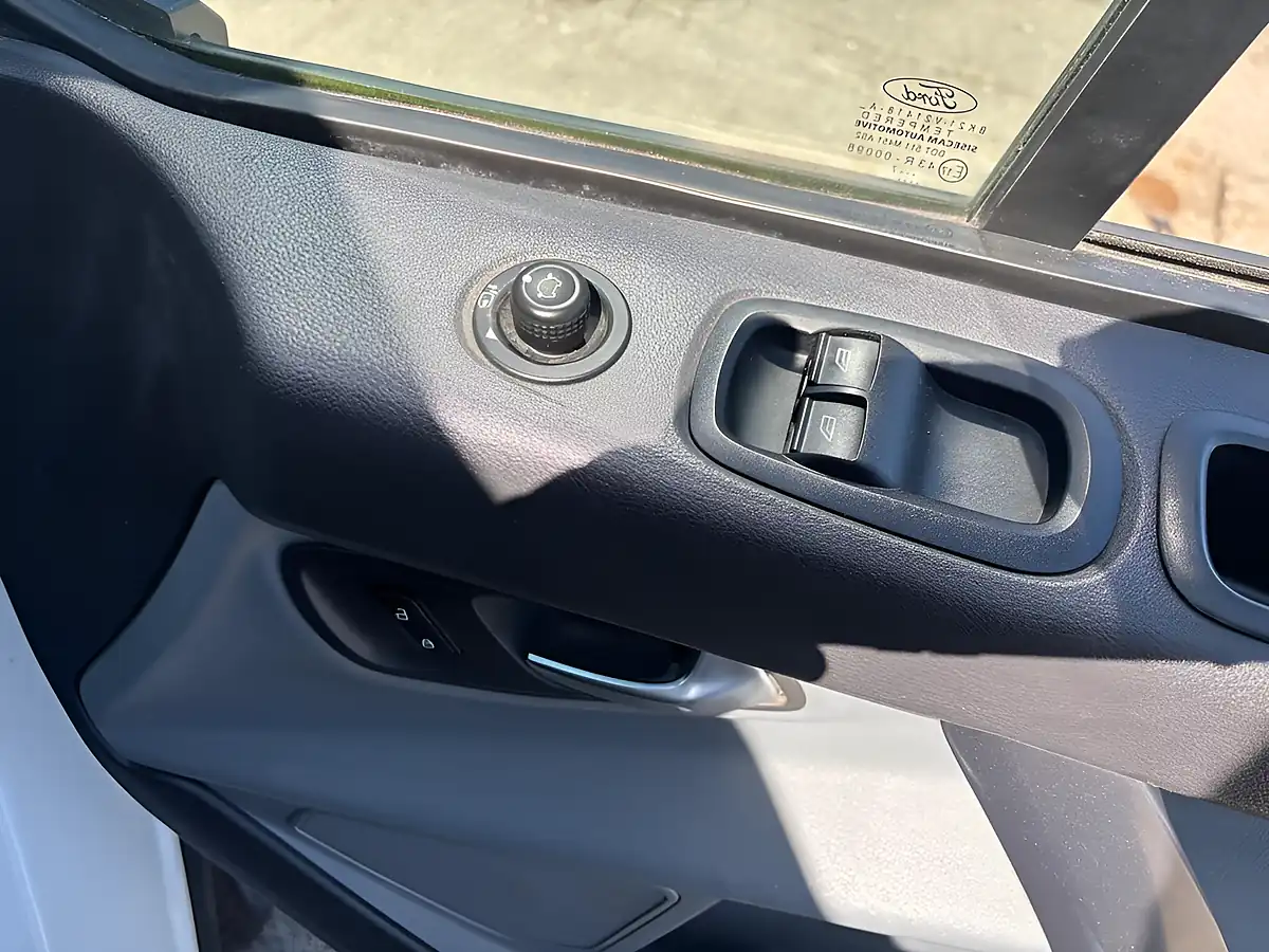 Used 2017 Ford Transit Custom Limited White - Interior and Exterior details 14