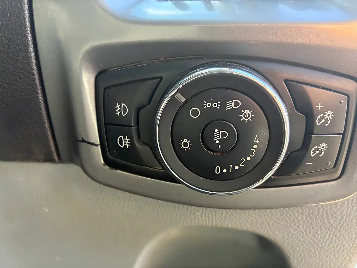 Used 2017 Ford Transit Custom Trend White - Interior and Exterior details 18