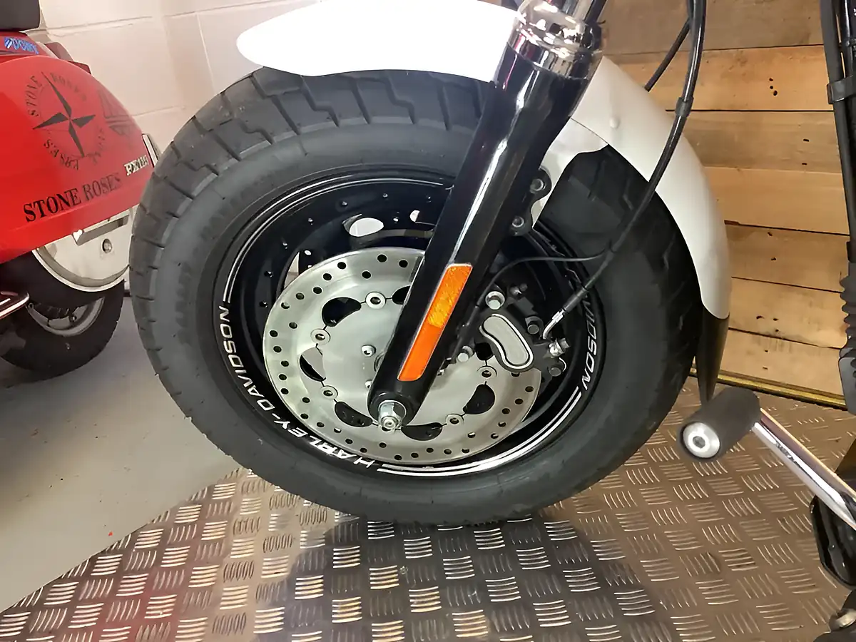 Used 2017 Harley-Davidson Dyna Fat Bob White - Interior and Exterior details 20