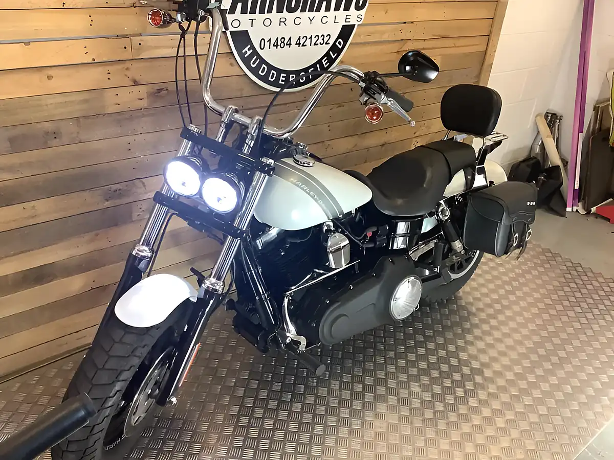 Used 2017 Harley-Davidson Dyna Fat Bob White - Interior and Exterior details 3