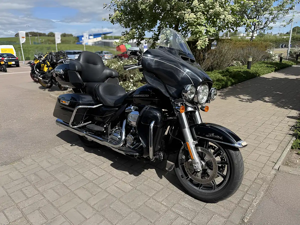 Used 2017 Harley-Davidson Flhtk Ultra Limited Black - Interior and Exterior details 3