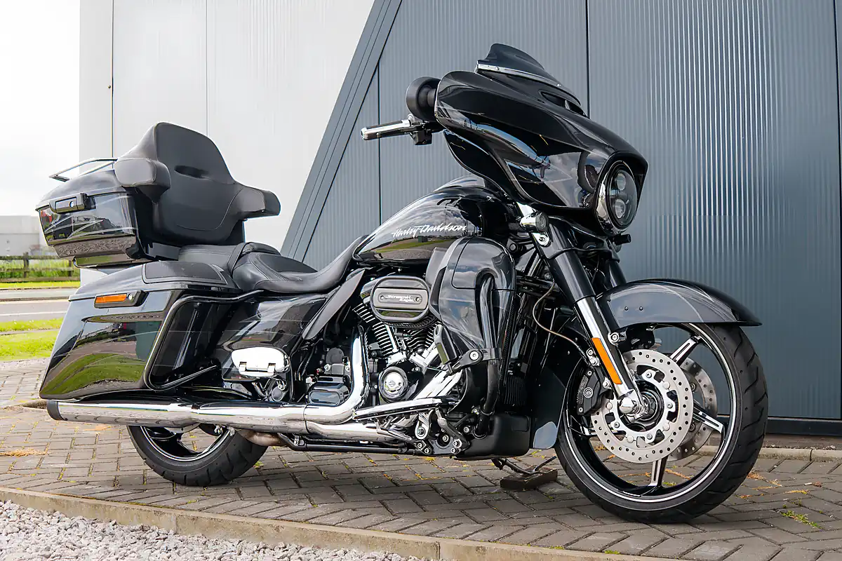 Used 2017 Harley-Davidson Street Glide Cvo Dark Slate Candy/Arctic Black - Front View