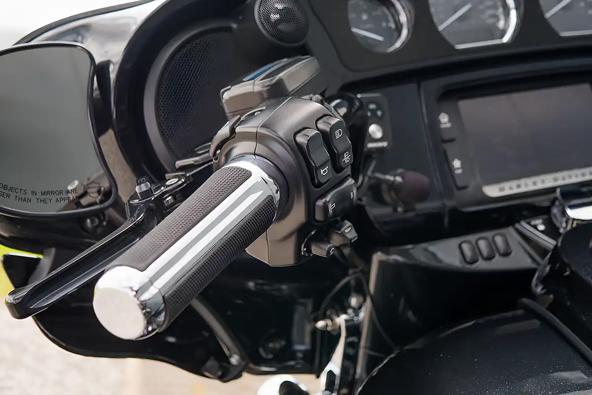 Used 2017 Harley-Davidson Street Glide Cvo Dark Slate Candy/Arctic Black - Interior and Exterior details 18