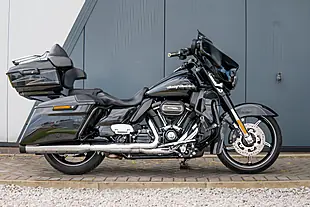 Used 2017 Harley-Davidson Street Glide Cvo Dark Slate Candy/Arctic Black - Interior and Exterior details 3