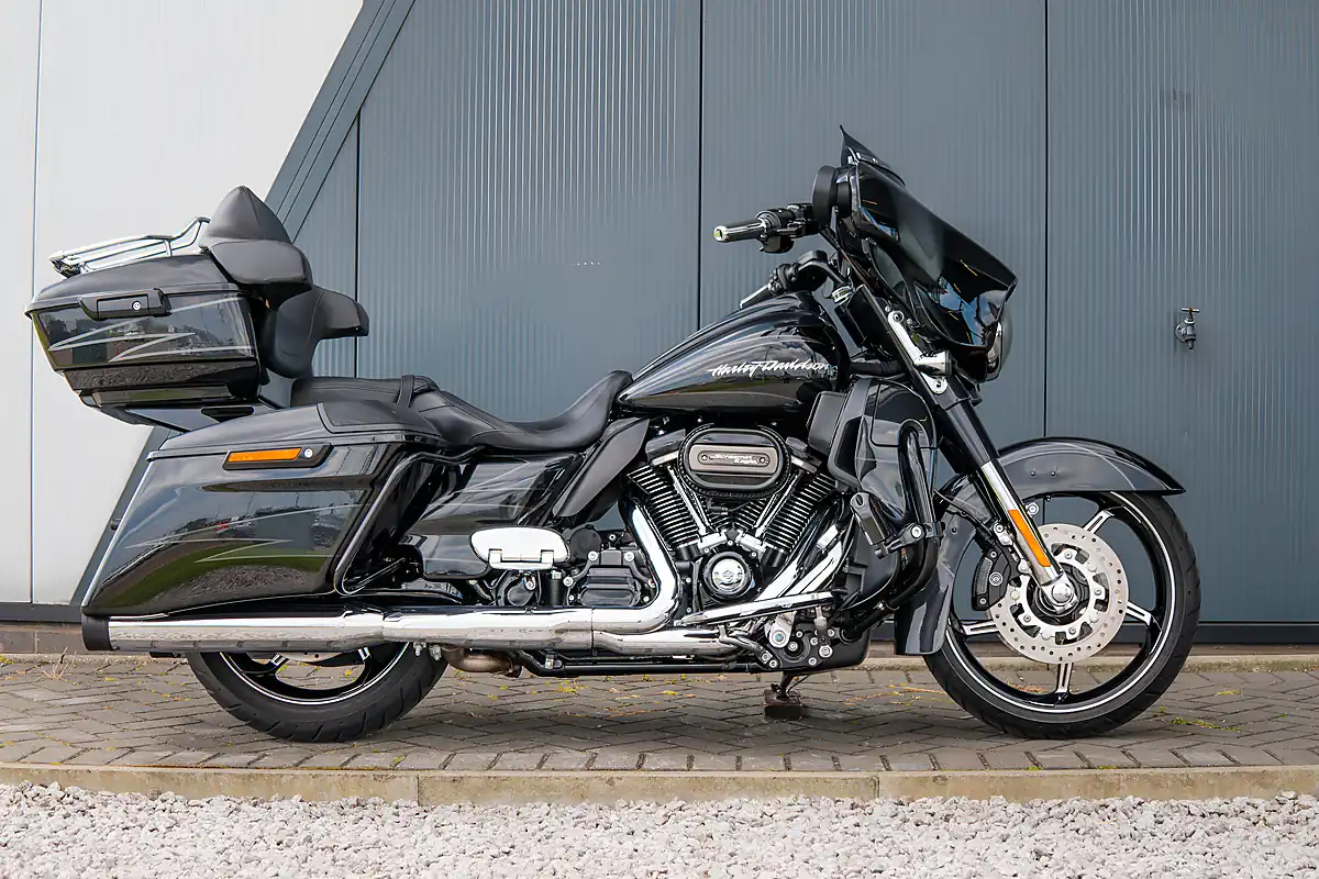 Used 2017 Harley-Davidson Street Glide Cvo Dark Slate Candy/Arctic Black - Interior and Exterior details 3