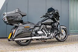 Used 2017 Harley-Davidson Street Glide Cvo Dark Slate Candy/Arctic Black - Interior and Exterior details 5