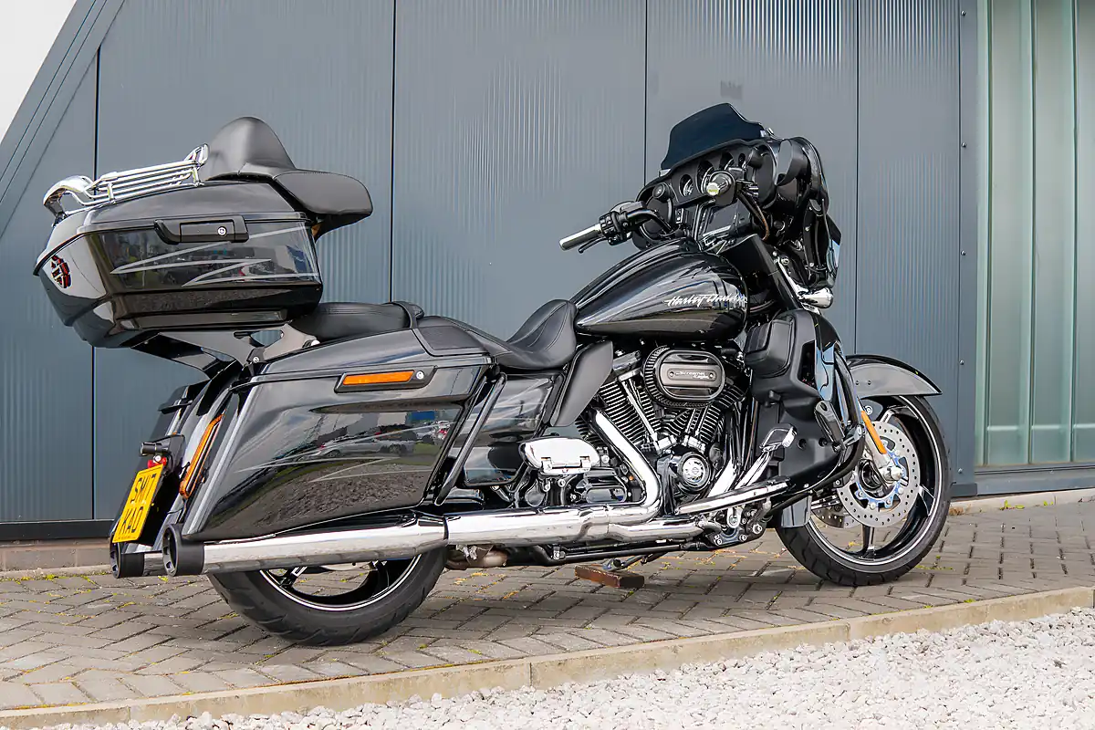 Used 2017 Harley-Davidson Street Glide Cvo Dark Slate Candy/Arctic Black - Interior and Exterior details 5