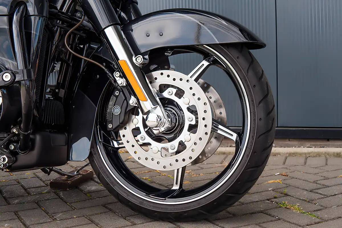 Used 2017 Harley-Davidson Street Glide Cvo Dark Slate Candy/Arctic Black - Interior and Exterior details 7