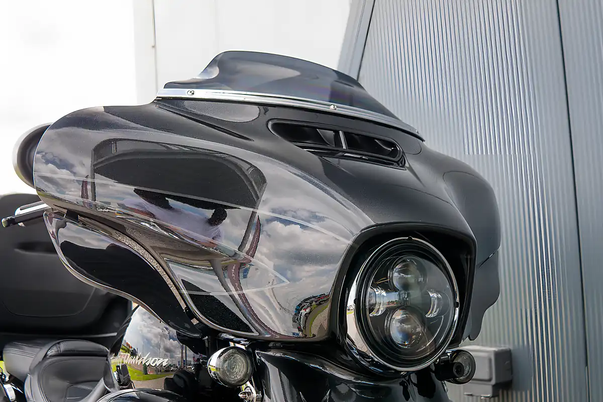 Used 2017 Harley-Davidson Street Glide Cvo Dark Slate Candy/Arctic Black - Interior and Exterior details 9
