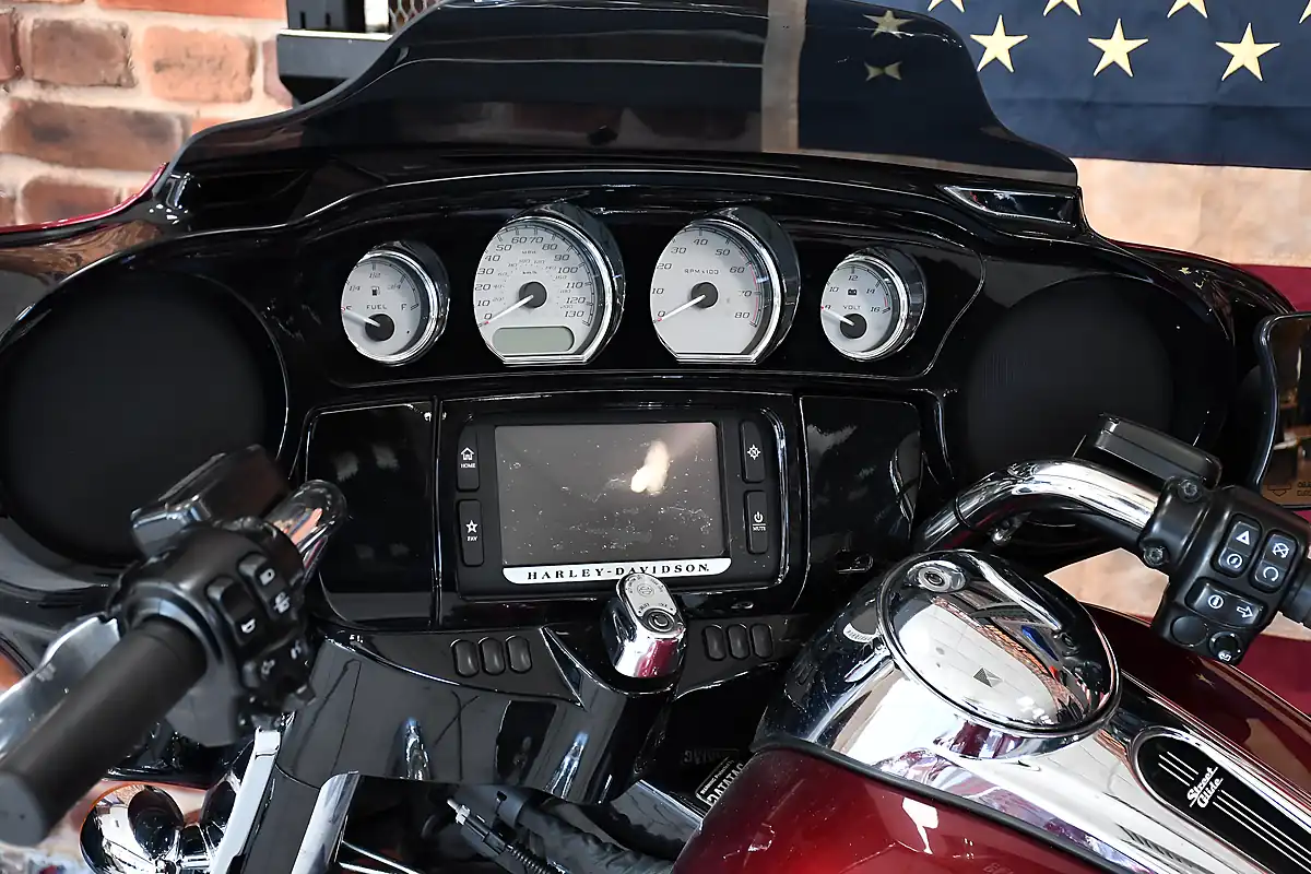 Used 2017 Harley-Davidson Touring Flhxs Street Glide Special Red - Interior and Exterior details 9