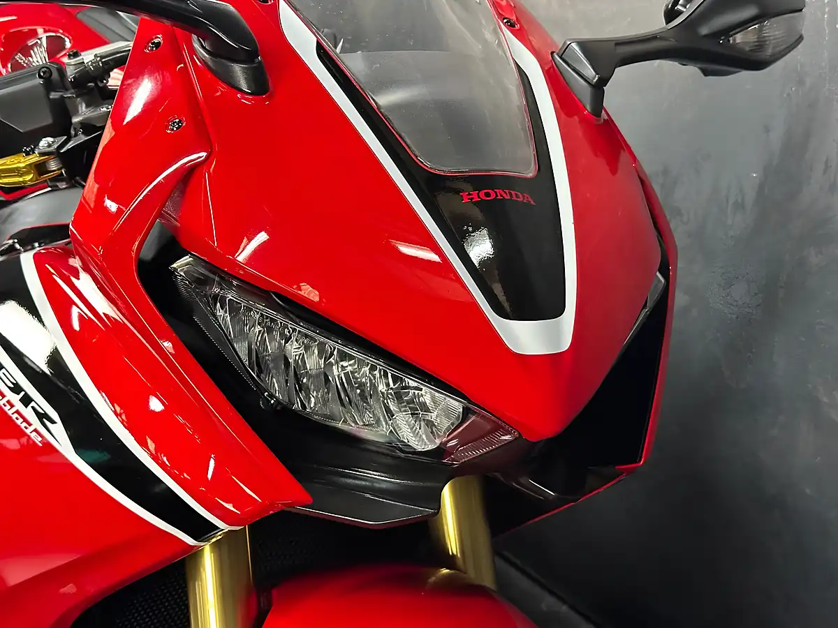 Used 2017 Honda CBR1000RR Fireblade 1000 Red - Interior and Exterior details 10