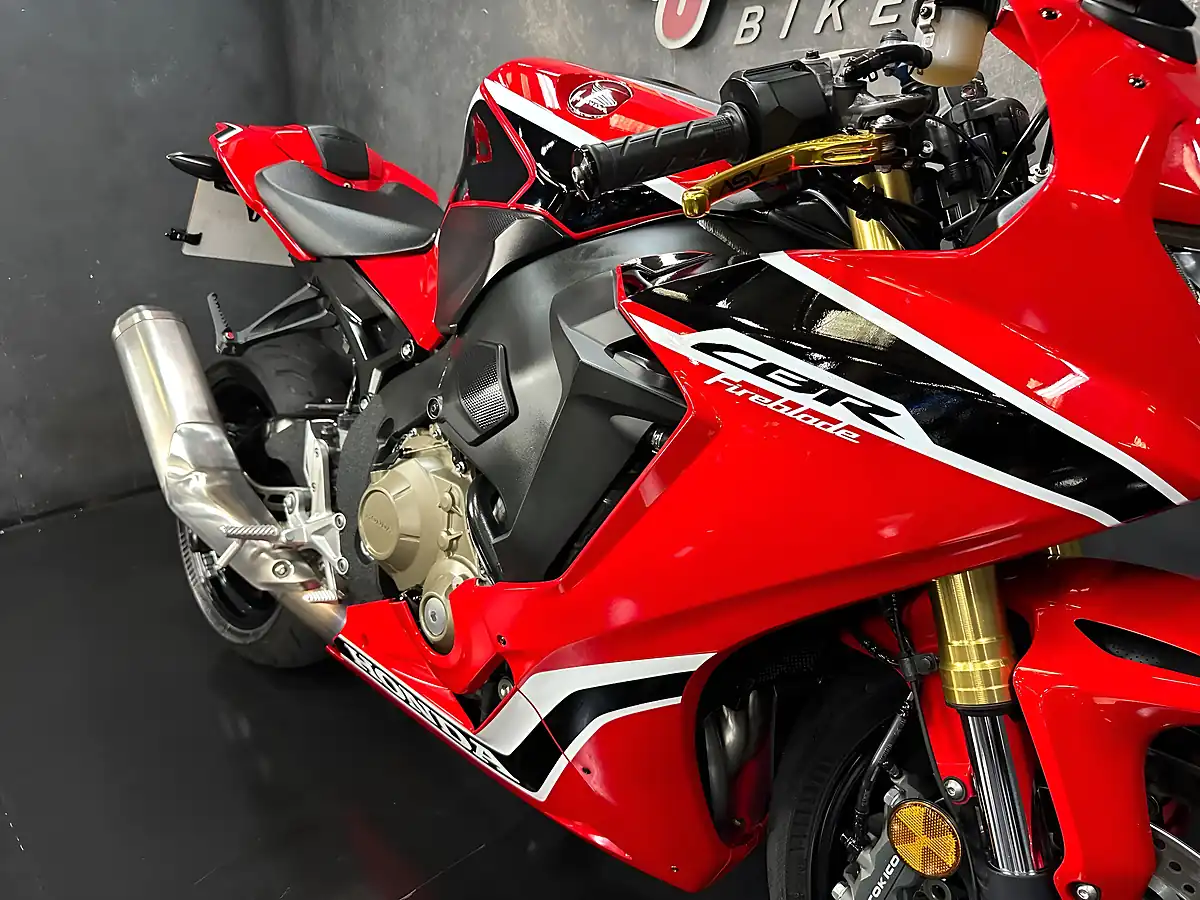 Used 2017 Honda CBR1000RR Fireblade 1000 Red - Interior and Exterior details 12