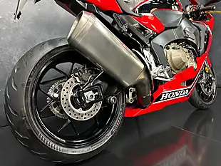 Used 2017 Honda CBR1000RR Fireblade 1000 Red - Interior and Exterior details 14