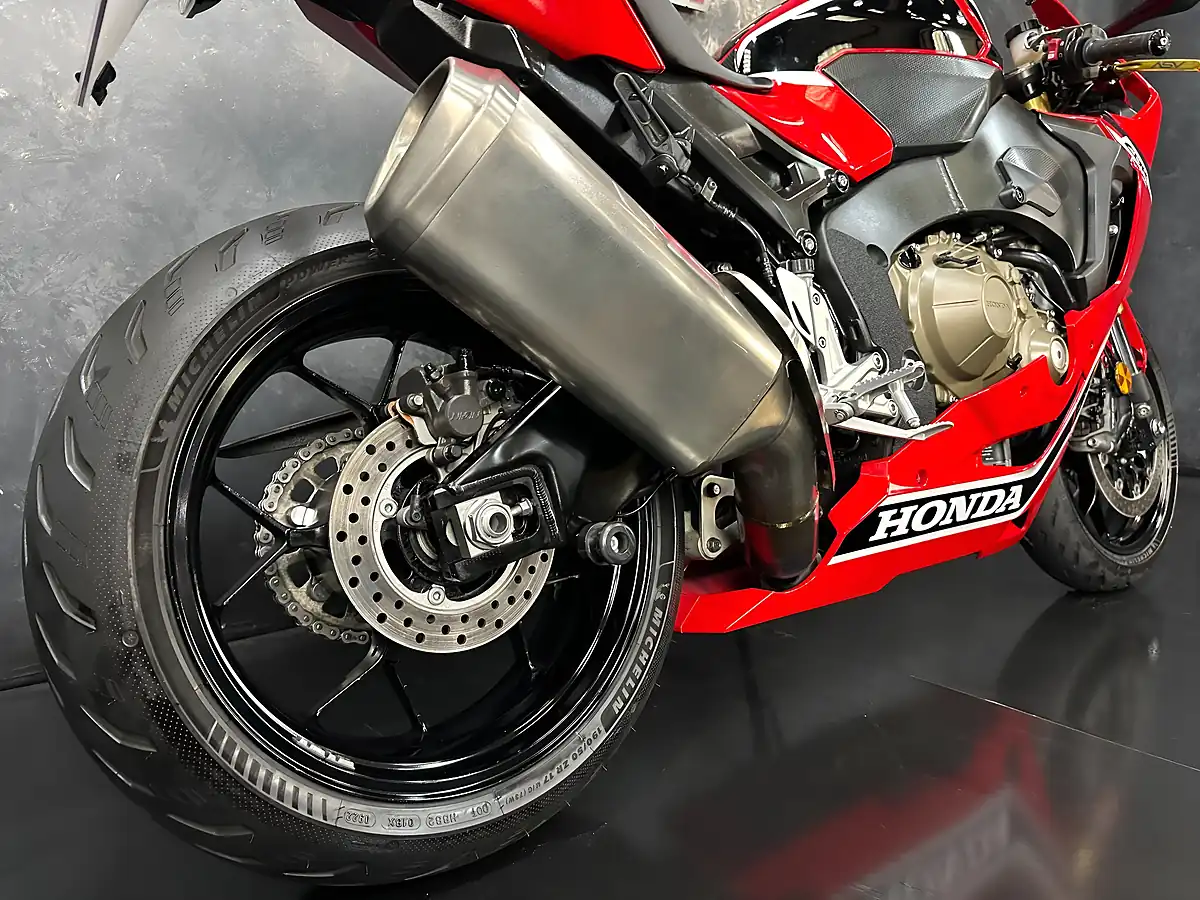 Used 2017 Honda CBR1000RR Fireblade 1000 Red - Interior and Exterior details 14