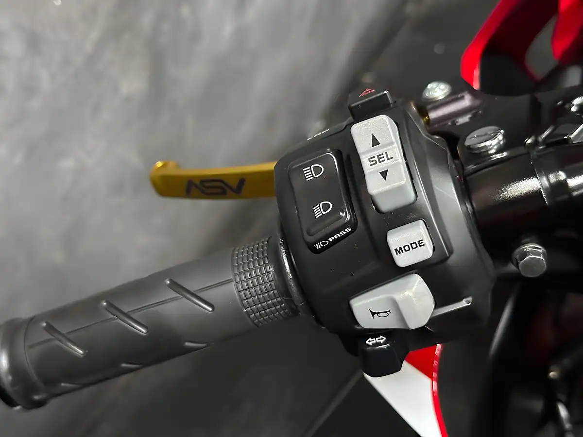 Used 2017 Honda CBR1000RR Fireblade 1000 Red - Interior and Exterior details 16