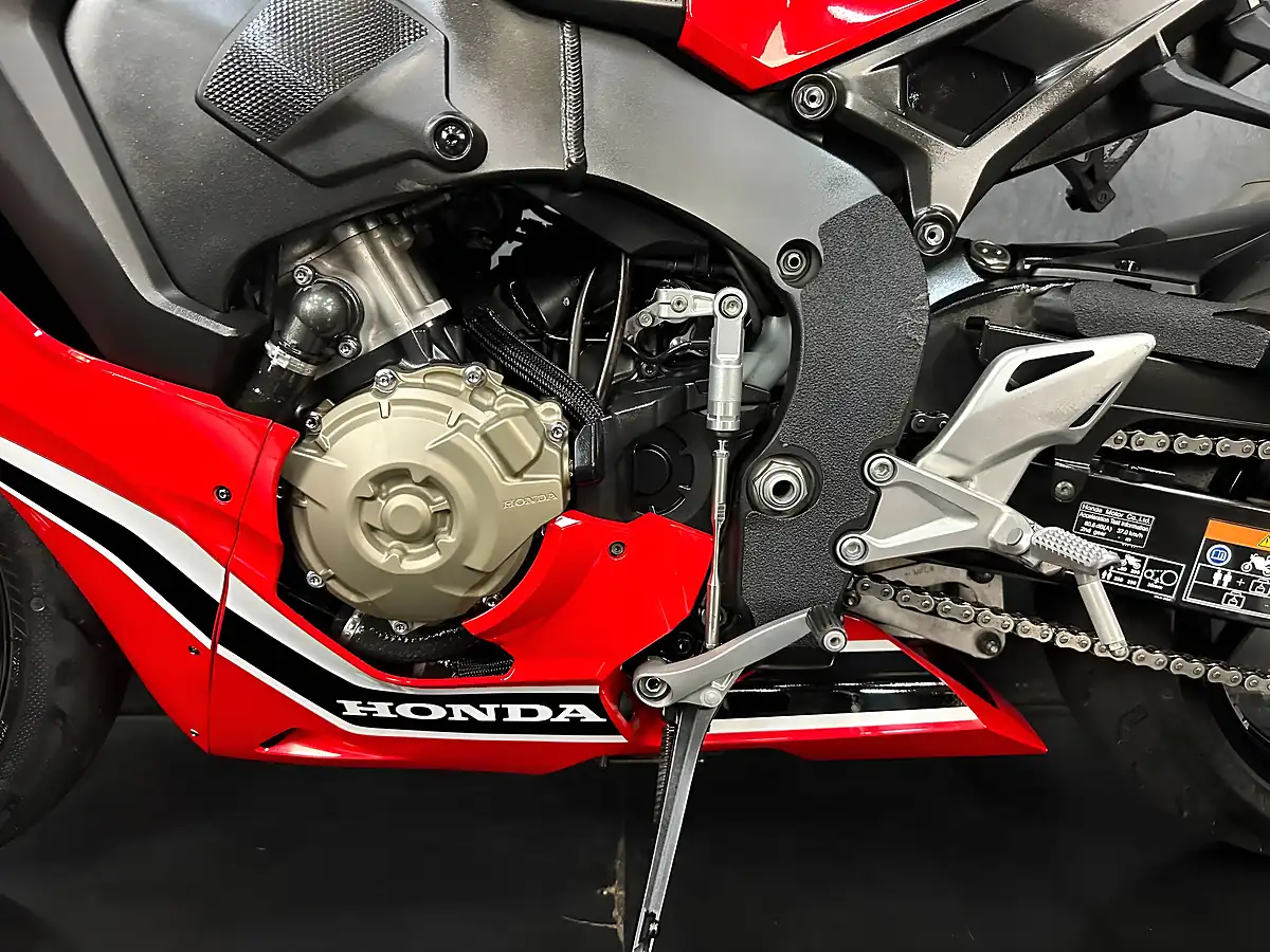 Used 2017 Honda CBR1000RR Fireblade 1000 Red - Interior and Exterior details 18