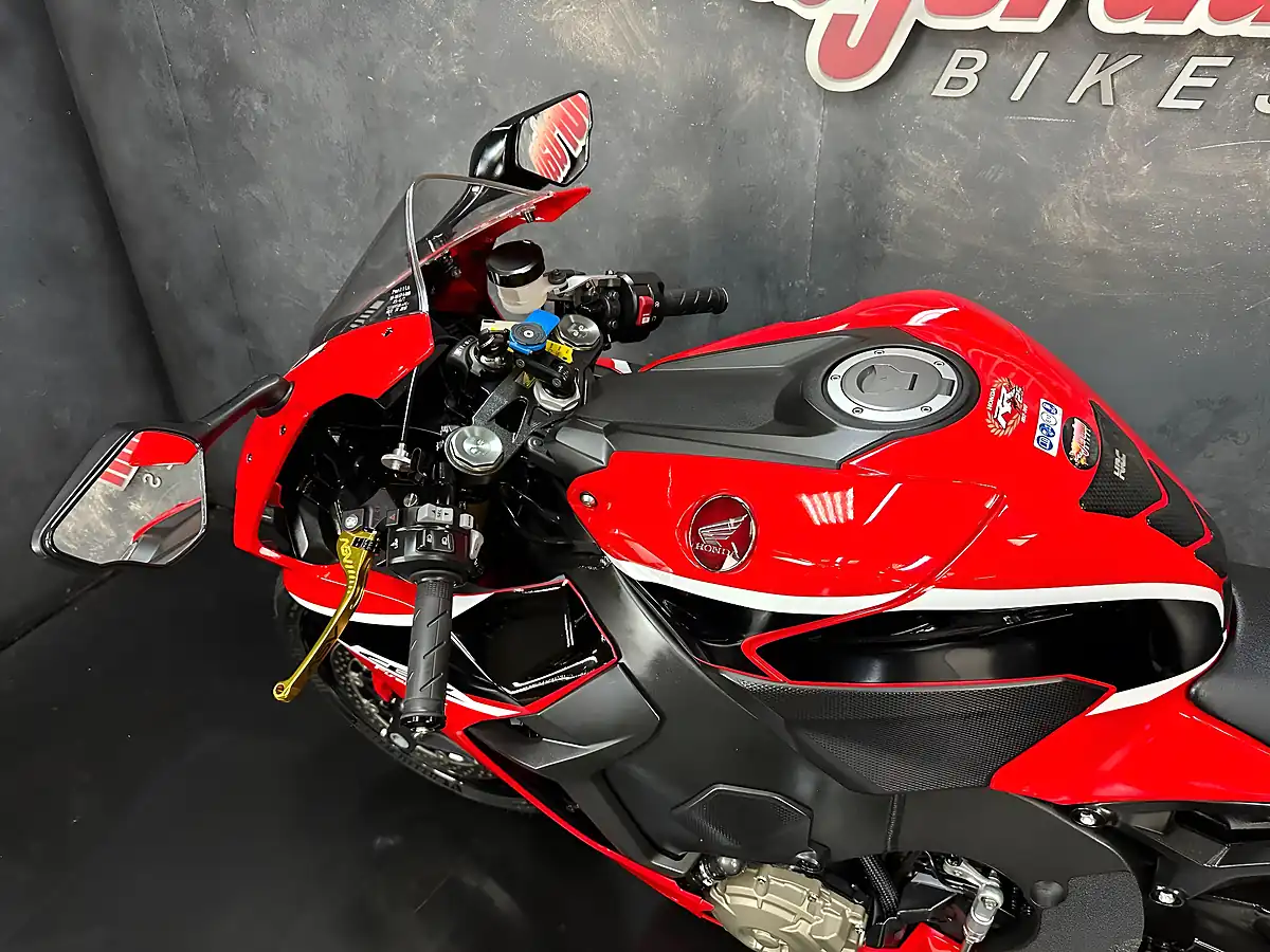 Used 2017 Honda CBR1000RR Fireblade 1000 Red - Interior and Exterior details 19