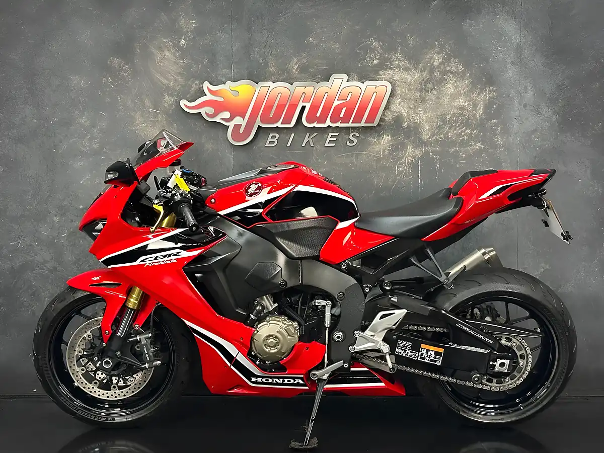 Used 2017 Honda CBR1000RR Fireblade 1000 Red - Interior and Exterior details 2