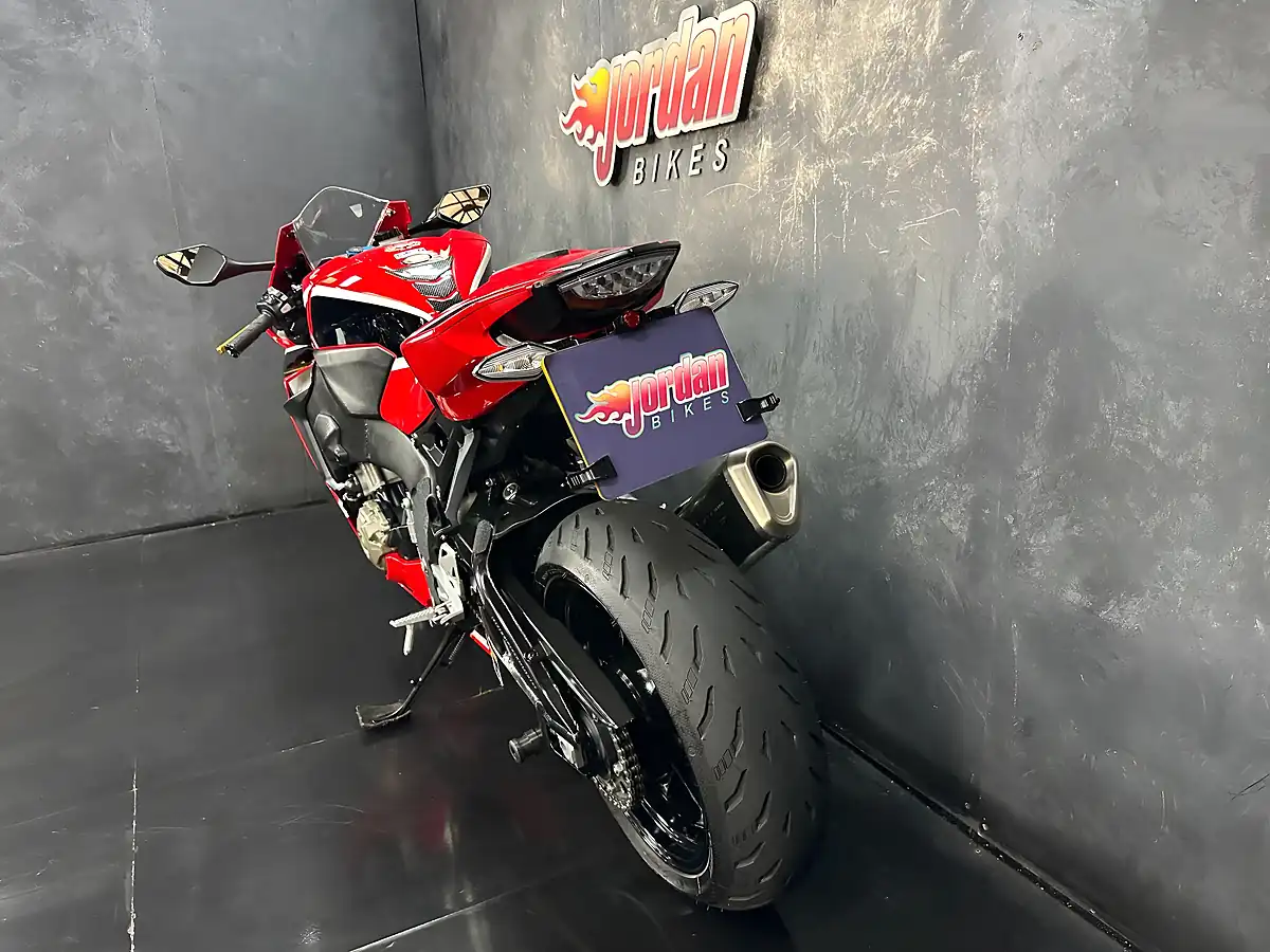 Used 2017 Honda CBR1000RR Fireblade 1000 Red - Interior and Exterior details 20
