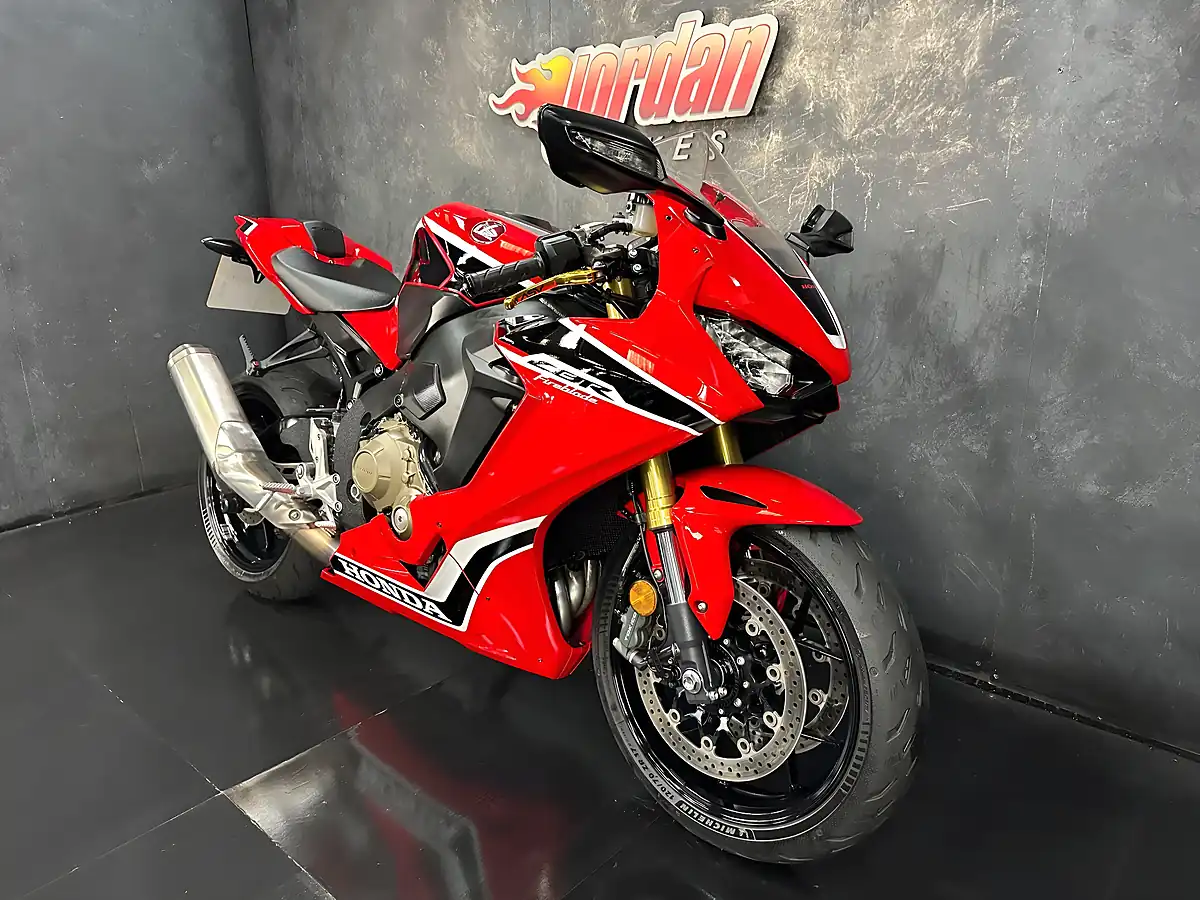 Used 2017 Honda CBR1000RR Fireblade 1000 Red - Interior and Exterior details 4