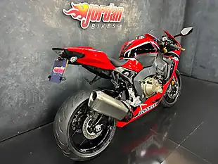 Used 2017 Honda CBR1000RR Fireblade 1000 Red - Interior and Exterior details 6