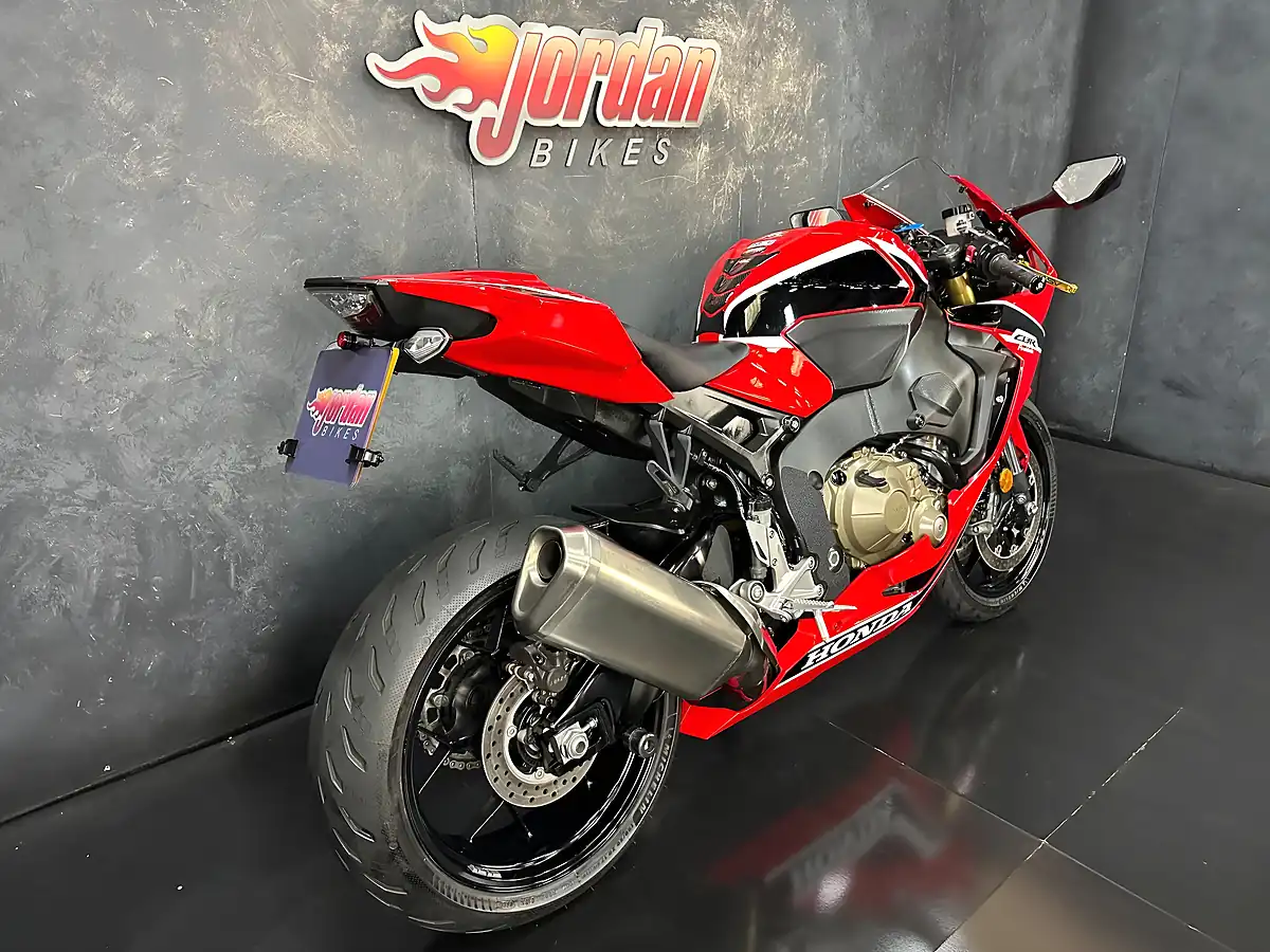 Used 2017 Honda CBR1000RR Fireblade 1000 Red - Interior and Exterior details 6