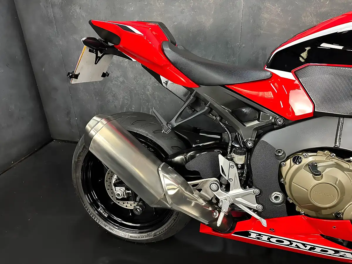 Used 2017 Honda CBR1000RR Fireblade 1000 Red - Interior and Exterior details 7
