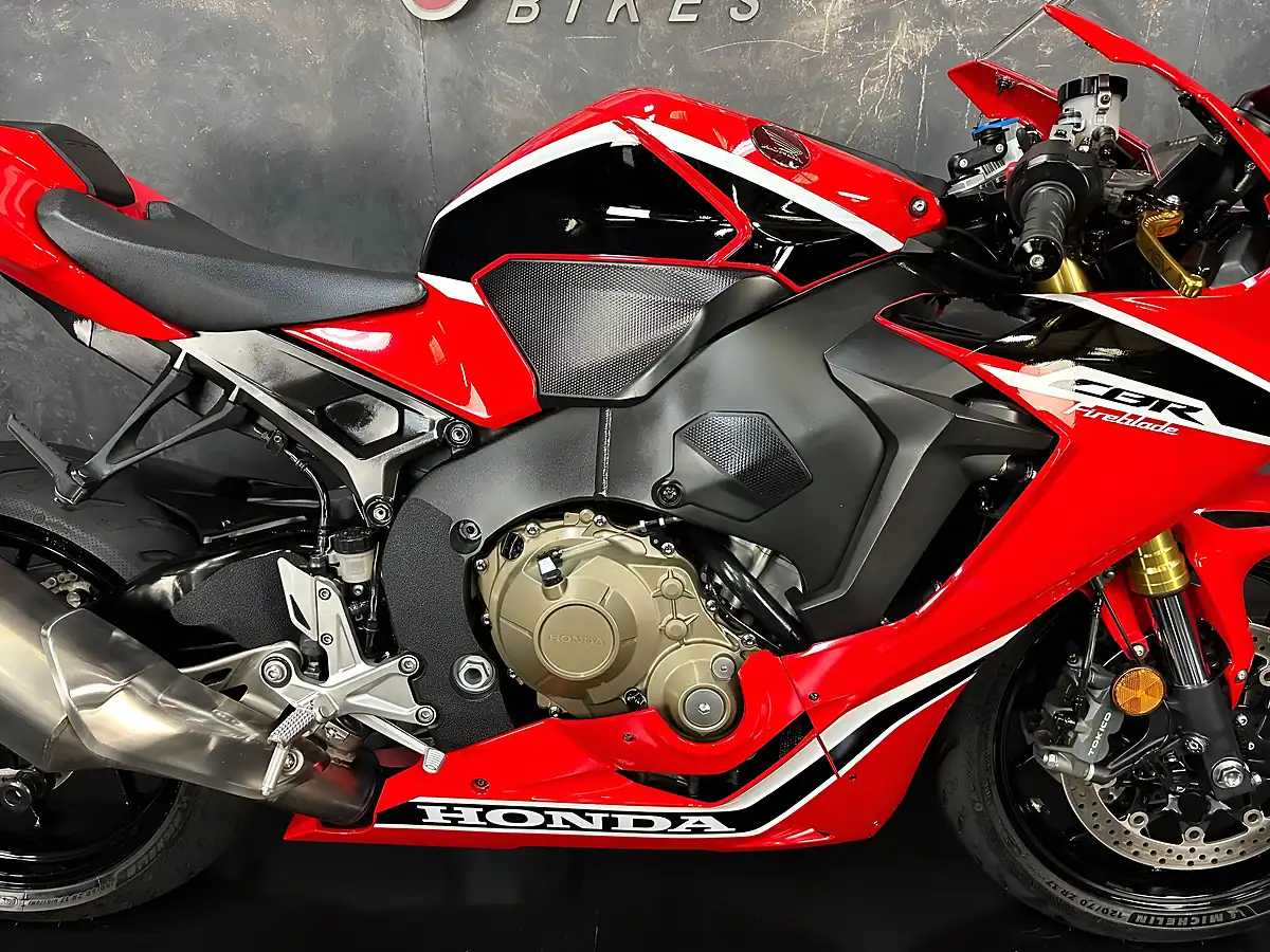 Used 2017 Honda CBR1000RR Fireblade 1000 Red - Interior and Exterior details 8