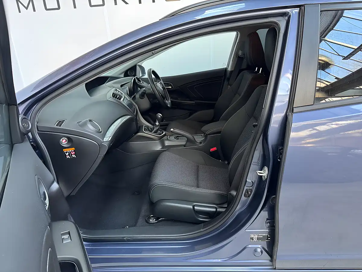 Used 2017 Honda Civic Se Plus Tourer Twilight Blue - Interior and Exterior details 8